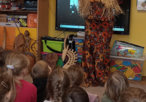 Pani Asia trzyma maskę afrykańską