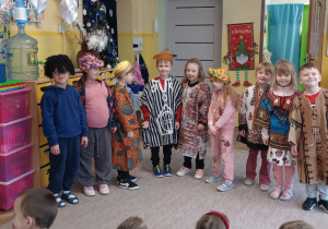 Kikoro dzieci w strojach afrykańskich