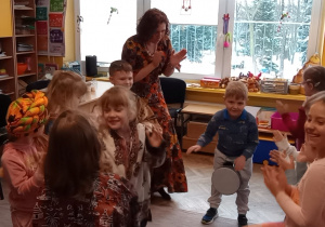 Chłopiec gra na bębnie, a dzieci tańczą