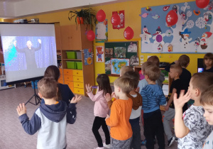 Dzieci powtarzają układ ruchowy do tańca ormiańskiego