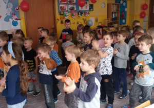 Dzieci śpiewają i improwizują ruchowo piosenkę