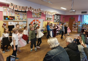 Dzieci tańczą w parach