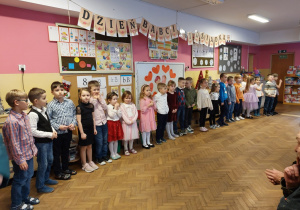 Dzieci stoją podczas występów