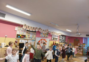 Dzieci tańczą w parach