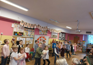 Dzieci tańczą w parach