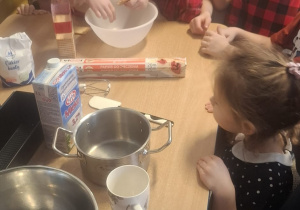 Dzieci przy stole z produktami na blok czekoladowy