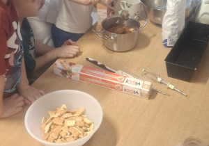 Chłopiec wsypuje kakao do miski