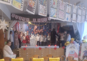 Sala przygotowana do występów, dzieci na scenie