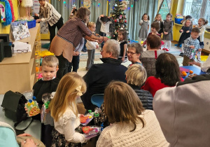Dzieci wręczają upominki