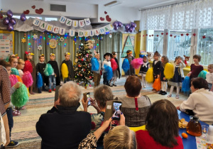 Dzieci z pomponami podczas występów