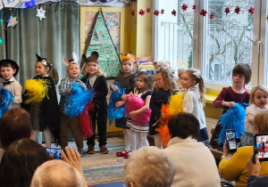 Dzieci tańczą z pomponami