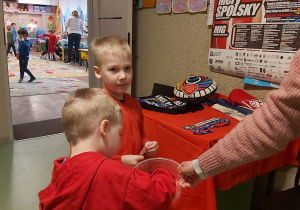 Dwoch chłopców bierze serduszka