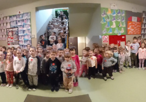 Dzieci z przedszkola z naklejonymi serduszkami