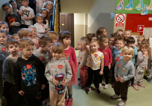 Dziewczynka z puszką i dzieci z naklejonymi serduszkami