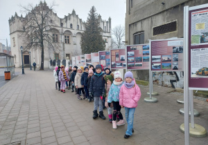 Dzieci oglądają wystawę z okazji 125 lat tramwajów w miec