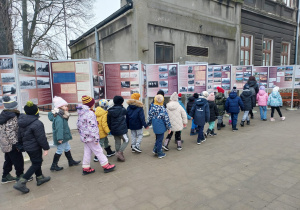 Dzieci oglądają wystawę z okazji 125 lat tramwajów w miec