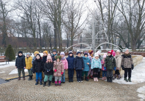 Dzieci z grupy Mrówki przy fontannie w Parku Słowackiego