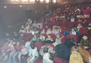 Dzieci siedza na widowni