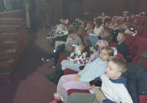 Dzieci siedza na widowni