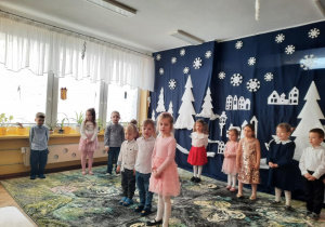 Troje dzieci podczas recytacji wiersza