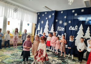 Trzy dziewczynki recytują wiersz