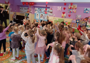 Pan Jacek gra na trąbce, a dzieci tańczą