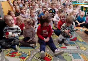 Kilkoro dzieci trzyma wentyle do trąbki