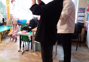 Pan Jacek gra na trąbce