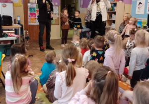 Pan Jacek i pan Witek trzymają wężyk