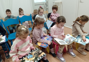 Dzieci oglądają książki