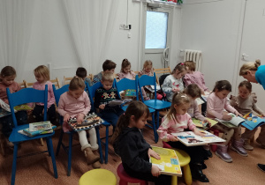 Dzieci oglądają książki
