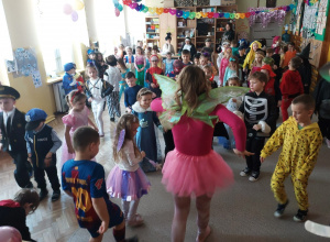 Dzieci podczas zabawy z wodzirejką