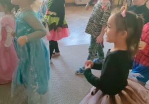 Dzieci tańczą do muzyki