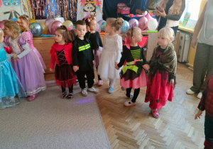 Dzieci stoją w grupce