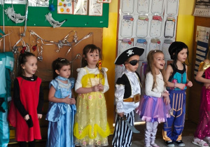 Kikoro dzieci stoi obok siebie podczas balu