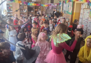 Dzieci podczas zabaw z wodzirejką