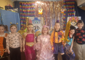 Siedem dziewczynek w strojach karnawałowych