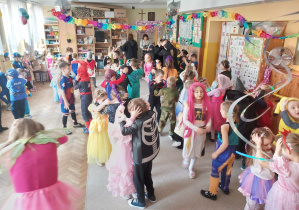 Dzieci podczas zabawy w parach