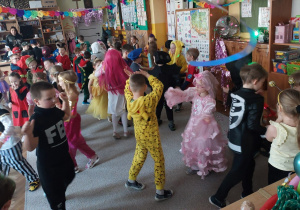 Dzieci tańczą podczas balu