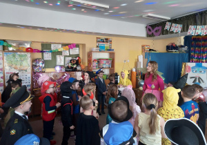 Dzieci podczas zabawy z wodzirejką