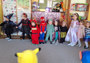 Dzieci idą w kole trzymając się za ręce