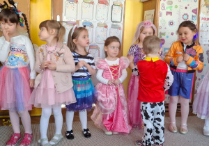 Kikoro dzieci stoi w strojach karnawałowych