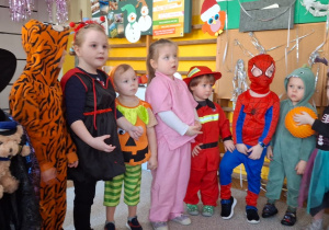 Dzieci podaja sobie piłkę