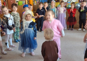 Troje dzieci stoi w środku koła