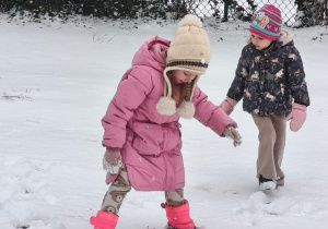 Dwie dziewczynki na śniegu