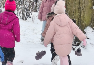 Kikoro dzieci podczas zabaw na śniegu