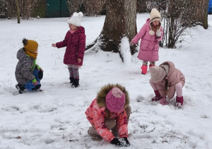 Kikoro dzieci lepi śnieżki