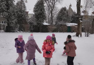 Kilkoro dzieci podczas zabaw na śniegu