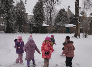 Zimowe zabawy Biedronek w ogrodzie