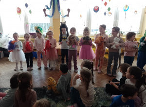 Kilkoro dzieci stoi z maskotkami zwierząt